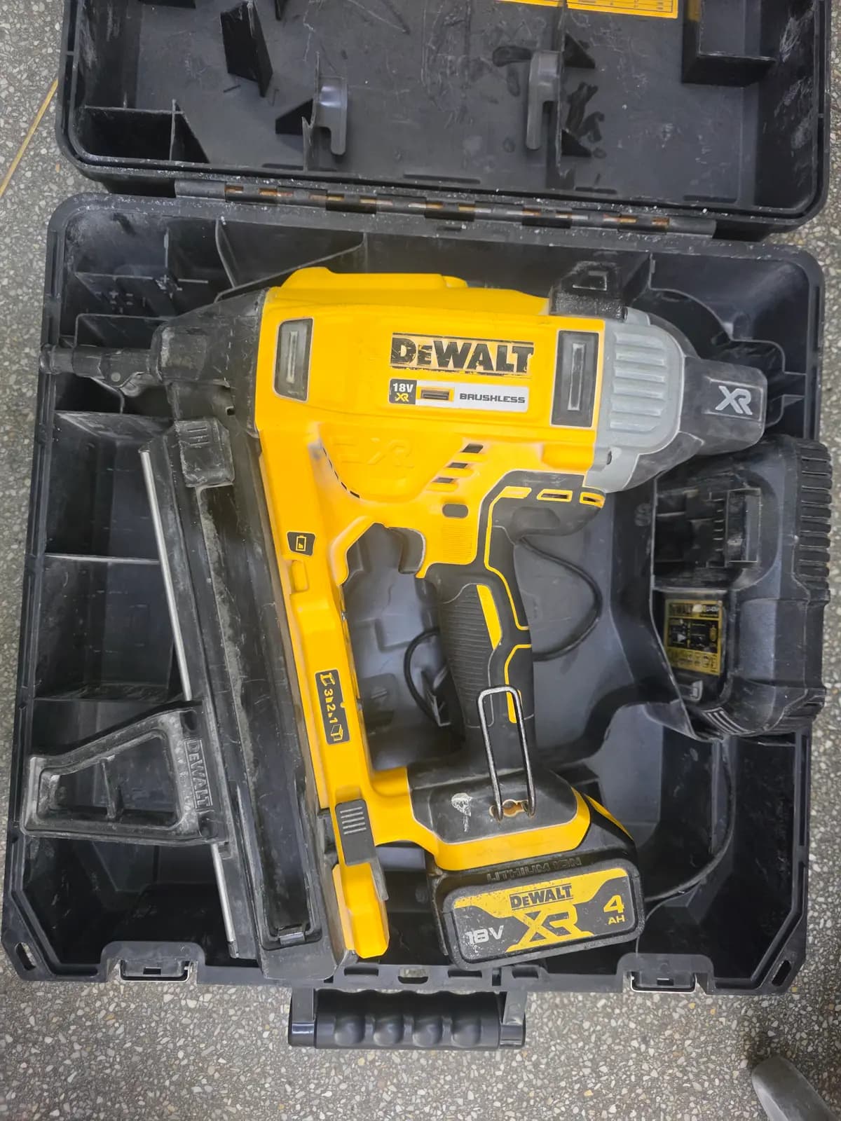Dewalt DCN890 (Su baterija 4Ah ir pakroveju ir lagaminu)
