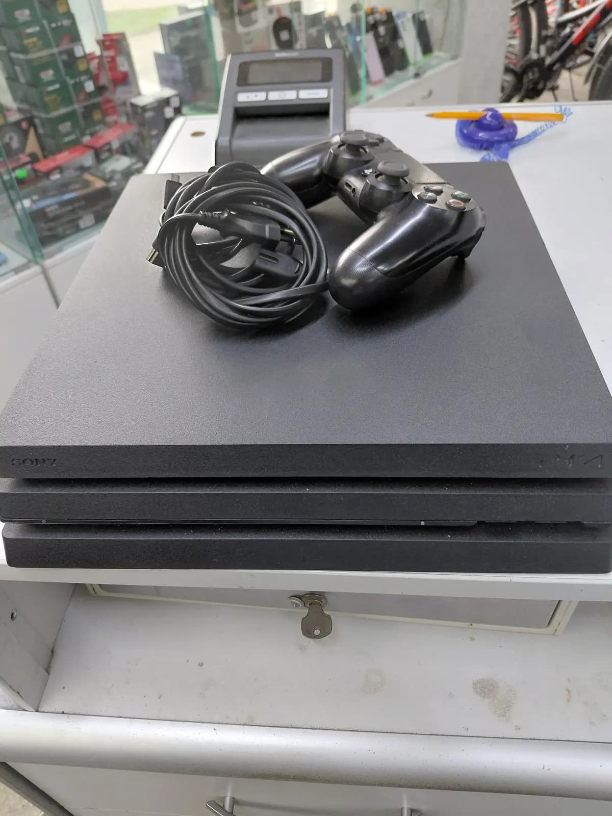 Playstation 4 Pro 1TB (pultas ir laidai)
