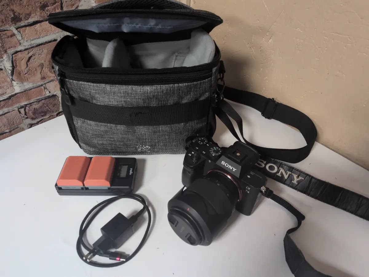 SONY ALFA 3 fotoaparatas +2bat.+pakr+obj