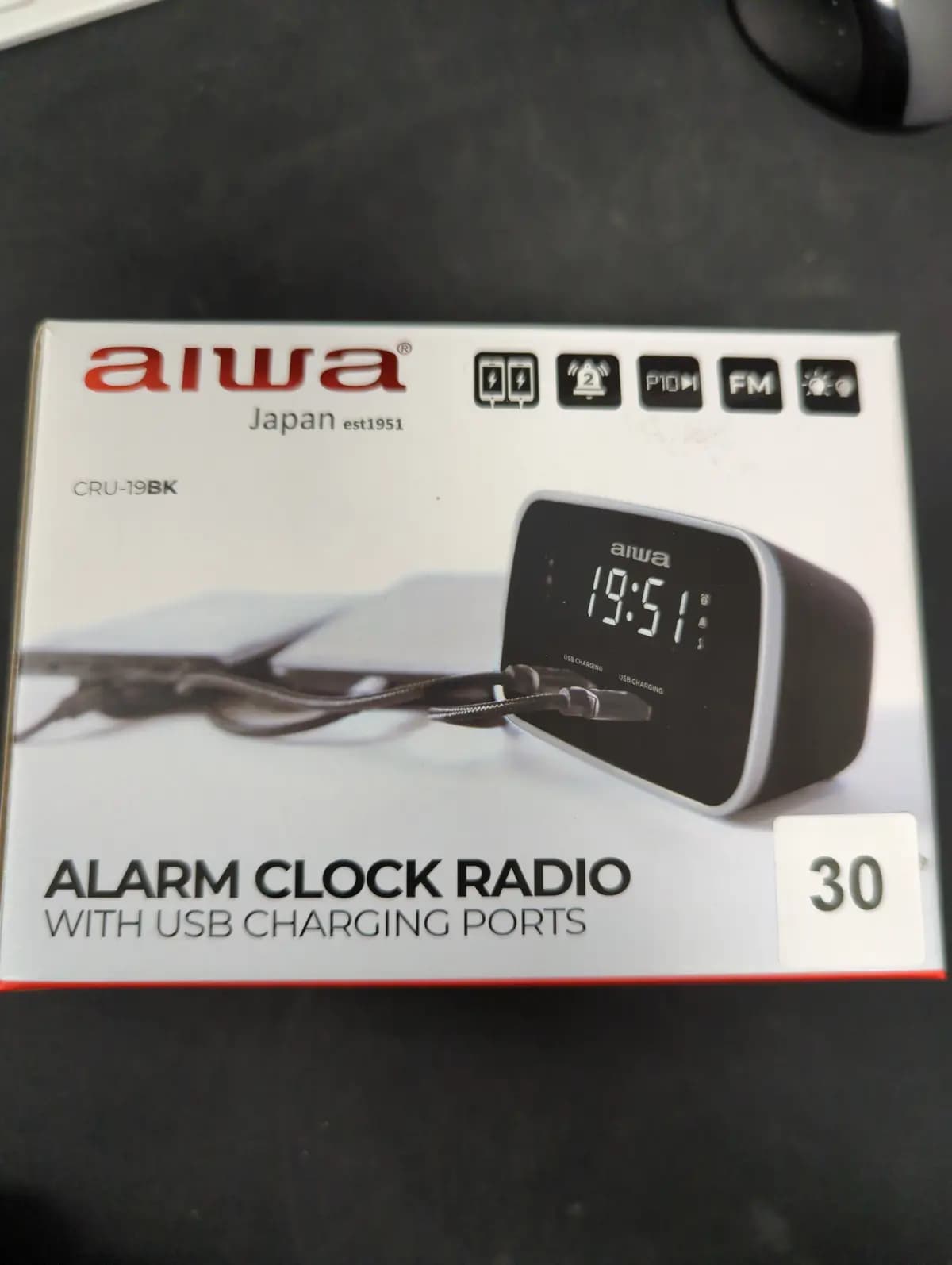 Laikrodis su FM radiju, žadintuvu ir 2 USB įkrovimo lizdais
