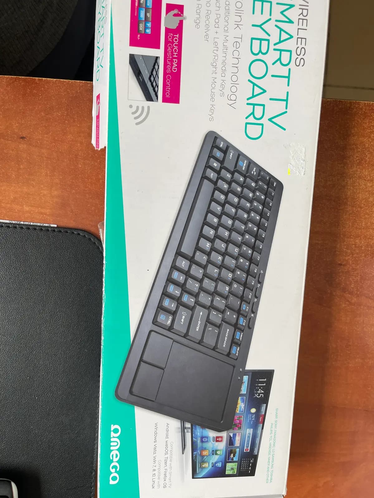 Comfortable wireless keyboard For computers, Smart TVs, consoles etc Integrated touchpad with 2