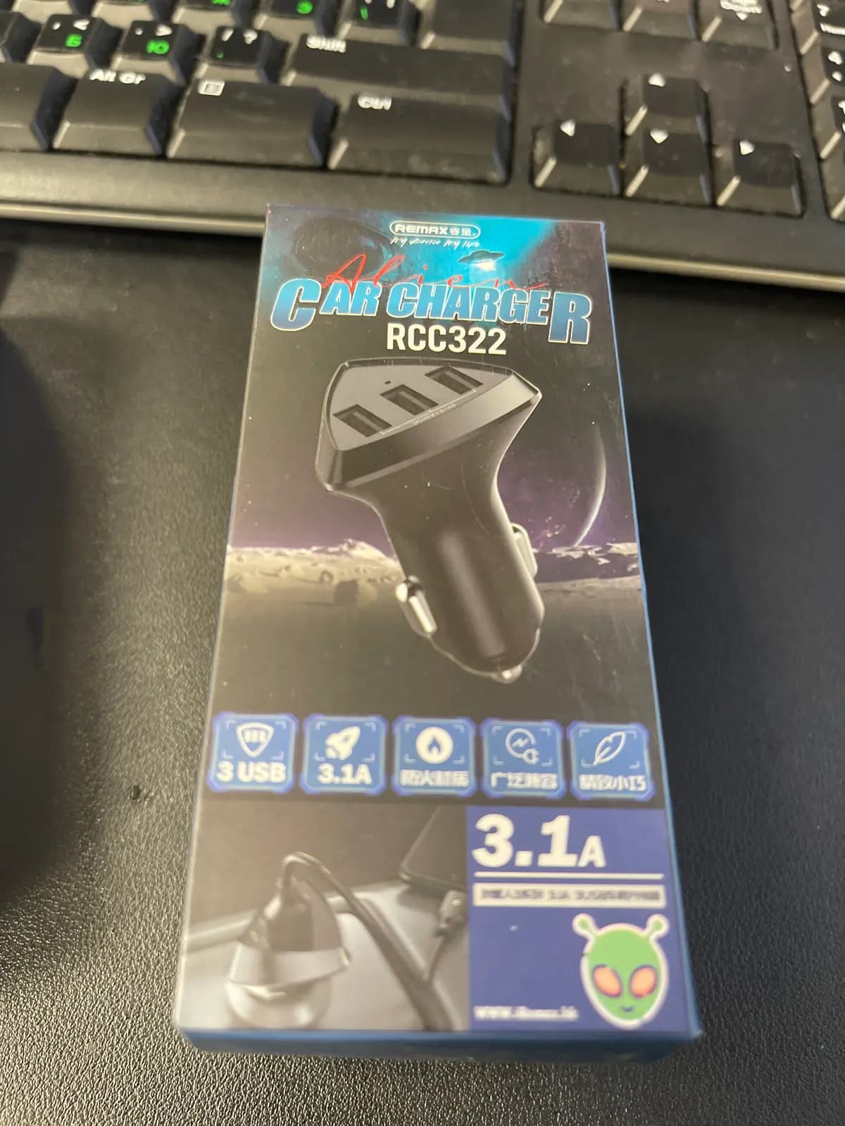 REMAX RCC-322 Alien III – automobilinis įkroviklis, 3×USB, 3,1 A, juodas