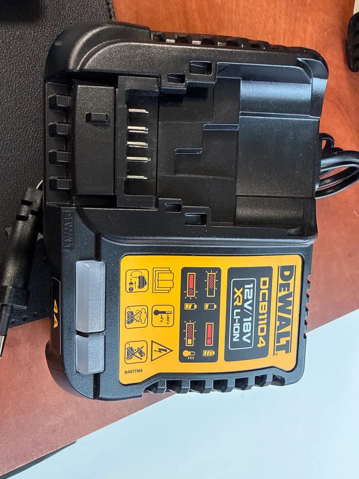 Akumuliatoriu ikroviklis DeWalt 8-18v 4a